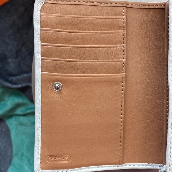 PRE-OWNED COACH WHITE WOMEN’S WALLET - Picture 7 of 10